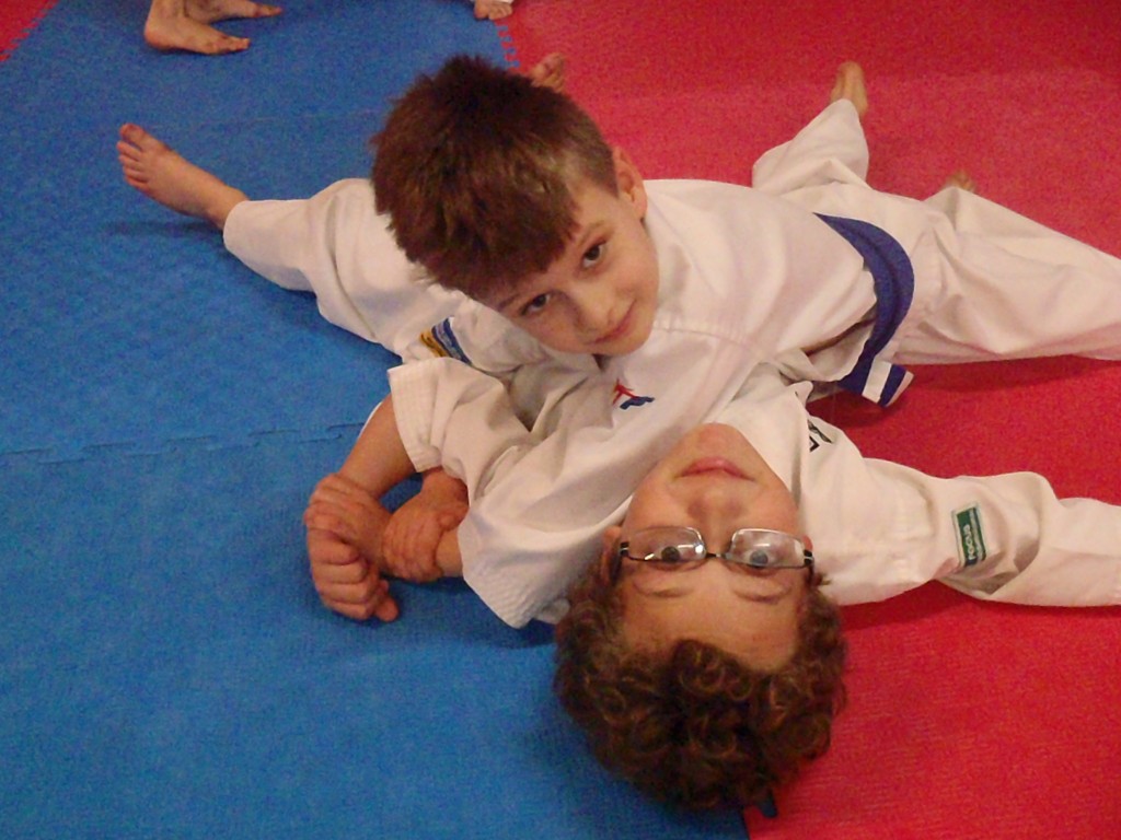 Vanya Possingham & Hudson Hearn practise an entangled arm lock