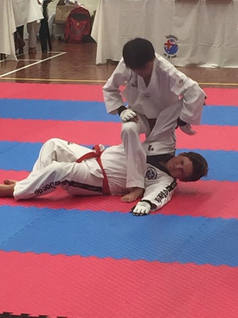 Kian Stapleton about to lock on a keylock at Black Belt Grading - www.tkdcentral.com